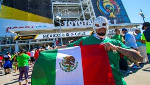 Un aficionado de México con la bandera nacional