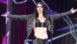 Paige hace su entrada al ring antes de una lucha