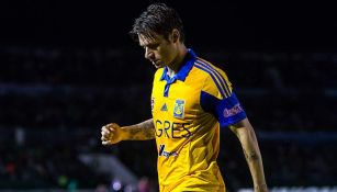 Sóbis camina en un partido de Tigres