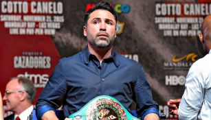 Oscar de la Hoya sostiene un cinturón de Campeón 