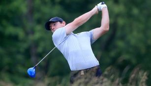 Rory McIlroy hace un swing durante un torneo de golf