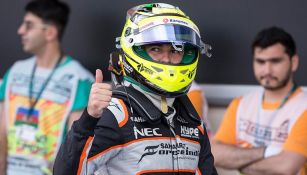 Checo Pérez hace una seña en las qualys del GP de Europa