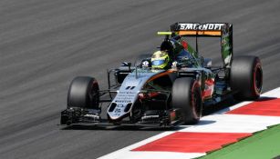 Checo Pérez en acción durante el GP de Austria