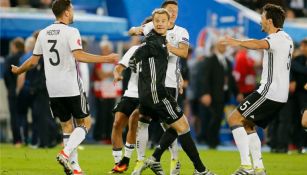 Jugadores alemanes celebrando con Neuer el pase a Semifinales