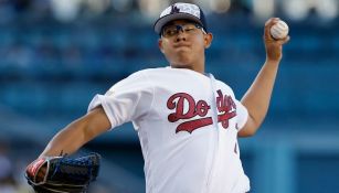 Julio Urías lanza una bola durante el juego entre Dodgers y Orioles