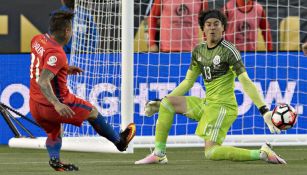 Guillermo Ochoa recibe gol de Chile en la CA Centenario