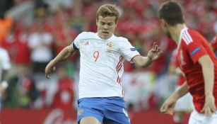 Aleksandr Kokorin disputa el esférico en la Euro 2016