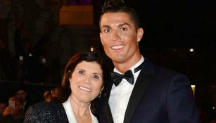 Cristiano Ronaldo y su madre en una gala de la FIFA