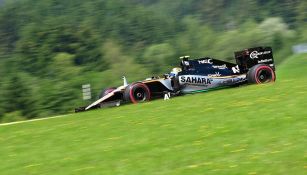 Checo Pérez conduce su monoplaza de Force India en las prácticas del GP de Austria