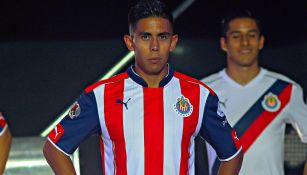 Calderón posa con la nueva playera del Guadalajara