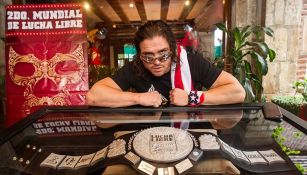 Johnny Mundo posa frente al cinturón del Mundial de Lucha Libre