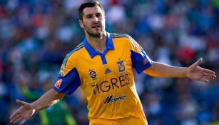 André-Pierre Gignac celebra un gol convertido frente a Cruz Azul