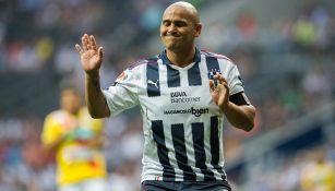 Humberto Suazo porta la nueva playera rayada