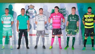 Los jugadores de Santos modelan los nuevos uniformes