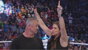 Stephanie McMahon se burla de su hermano Shane