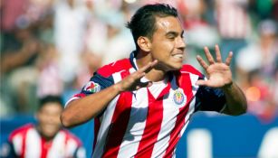 Omar Bravo festeja un gol con Chivas