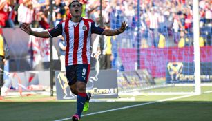 Omar Bravo festeja su último tanto con la camiseta de Chivas