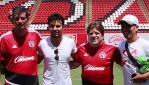 Checo Pérez junto a Miguel Herrera y parte de la directiva de Xolos