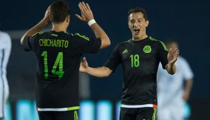 Chicharito y Guardado celebran un gol en Copa América