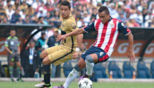 Edwin Hernández pelea un balón con Pablo Barrera