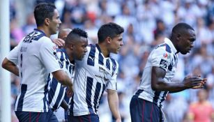 Jugadores de Monterrey festejan un gol contra Puebla