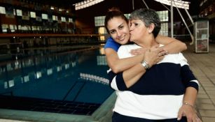 Paola Espinosa posa para la foto junto a su madre