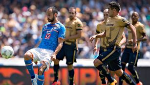 Víctor Vázquez controla balón en juego contra Pumas 