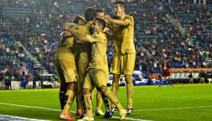 Jugadores de Pumas celebran su victoria en el A2014