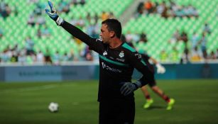 Marchesín calienta previo al juego en el Estadio Corona