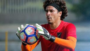 Ochoa ataja un balón en entrenamiento del Málaga 