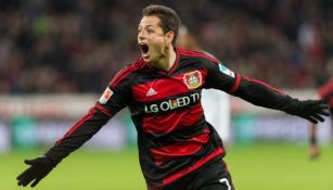 Chicharito celebra gol con Leverkusen