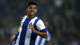 Tecatito festeja una anotación con el Porto