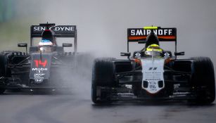 Checo Pérez mantiene el paso frente a Fernando Alonso, de McLaren, durante las qualys de Hungría