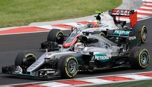 Hamilton y Esteban Gutiérrez en el circuito de Hungaroring