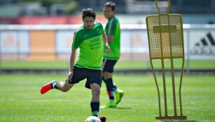 Oribe Peralta en un entrenamiento del Tri Olímpico