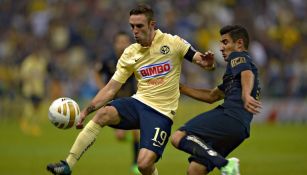 Miguel Layun  y Luis Fuentes, durante un duelo entre el América y Pumas en 2014