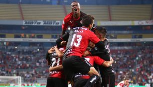 Los Rojinegros festejan tras conseguir el gol que les dio el triunfo contra Veracruz