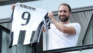 Gonzalo presume su camiseta de la Juventus 