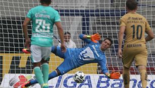 Alejandro Palacios, se lanza para evitar un gol en el duelo contra León