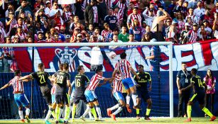 Intensa pelea por el balón en el área entre Chivas y Arsenal