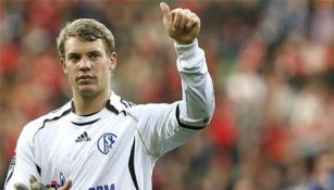 Manuel Neuer saluda a la afición del Schalke 04