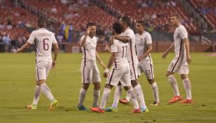 Jugadores de la Roma festejan tras el segundo gol