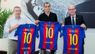 Rivaldo, junto a directivos blaugranas en las instalaciones culés