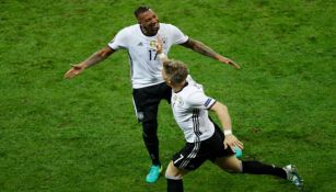 Jéröme Boateng festejando junto a Schweinsteiger