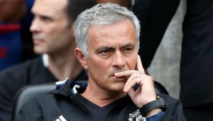 José Mourinho observa un partido del Manchester United