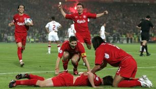 Los jugadores del Liverpool celebran tras empatar el marcador frente al Milan