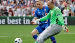 Gábor Király despeja un balón durante la Euro 2016