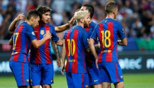 Jugadores del Barcelona festejan tras anotar un gol contra Leicester