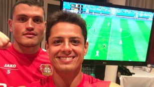 Chicharito y Papadopoulos observan partido del Tri