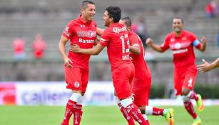 Esquivel, felicitado tras su gol contra Pachuca